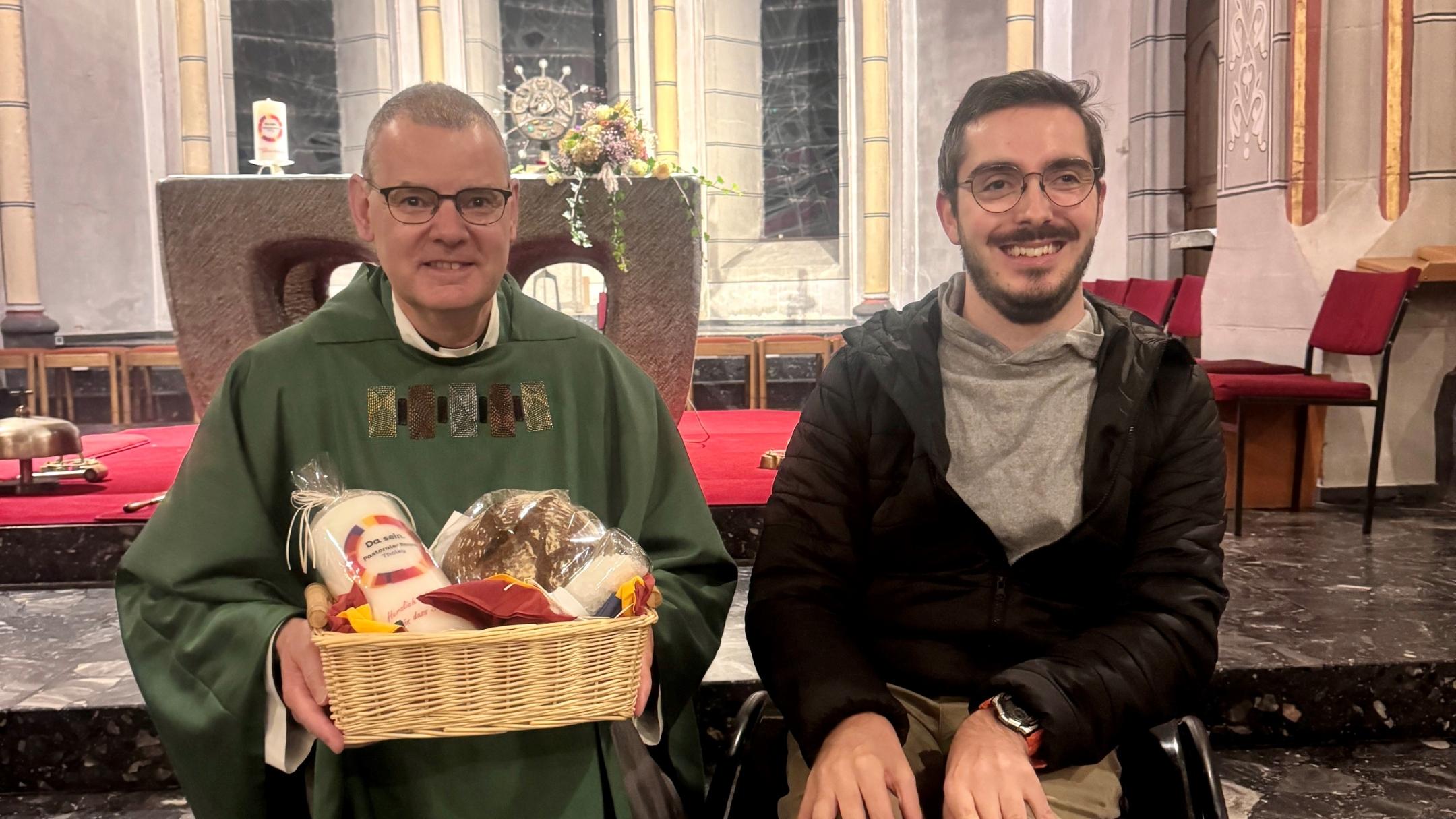 Pastor Bollig erhält sein Begrüßungsgeschenk von Jerôme Laubenthal