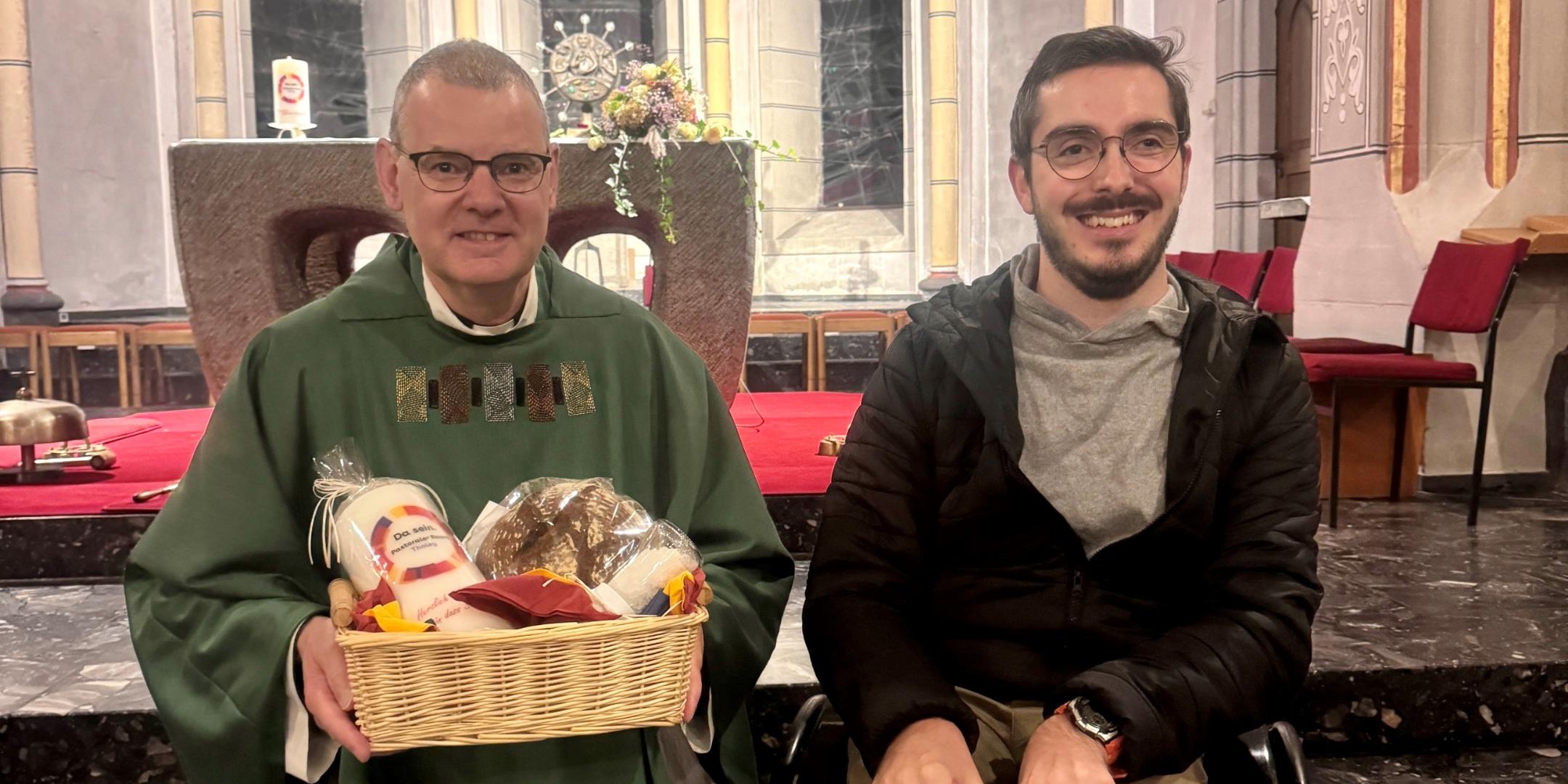 Pastor Bollig erhält sein Begrüßungsgeschenk von Jerôme Laubenthal