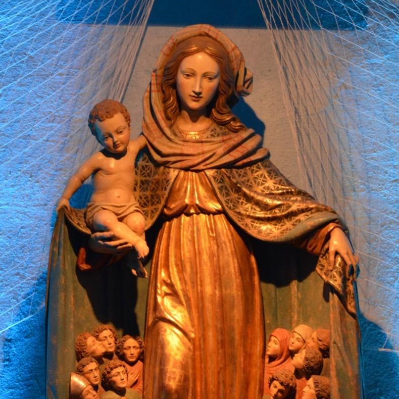 Maria hat das Jesuskund auf dem Arm und breitet den Mantel für die Menschen aus.
